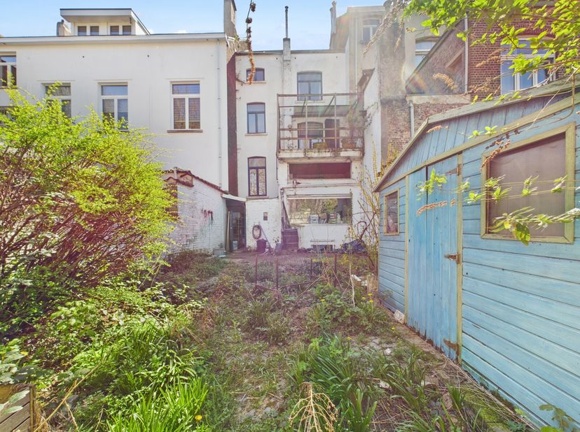 Place Saint-Denis/Abbaye de Forest : immeuble mixte à vendre !&lt;br /&gt;
Situation de droit : un rez-de-chaussée commercial et un logement.&lt;br /&gt;
Situatio