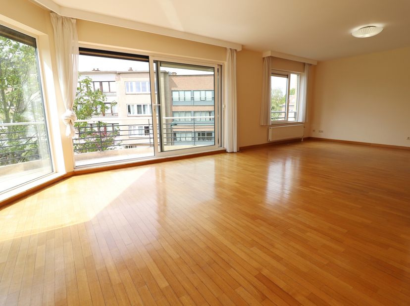 Auderghem, à proximité immédiate de toutes les commodités, dans un immeuble de 2003 comprenant 3 étages, bel appartement sis au 2ème étage comprenant