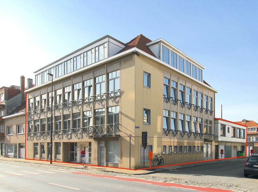 Uitstekend gelegen vastgoedgeheel bestaande uit 16 serviceflats + 2 appartementen + 3 garages. Op wandelafstand van zee en alle voorzieningeninkom, bu