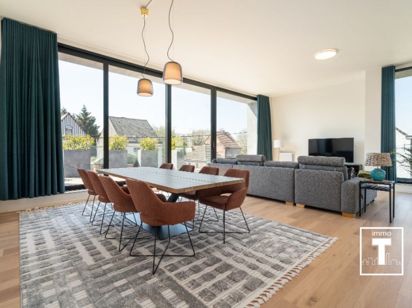 Op de grens tussen Wetteren/Melle treffen we dit fantastisch 2-slaapkamer appartement met enorm veel lichtinval! Via de lift betreden we het  bijna ni