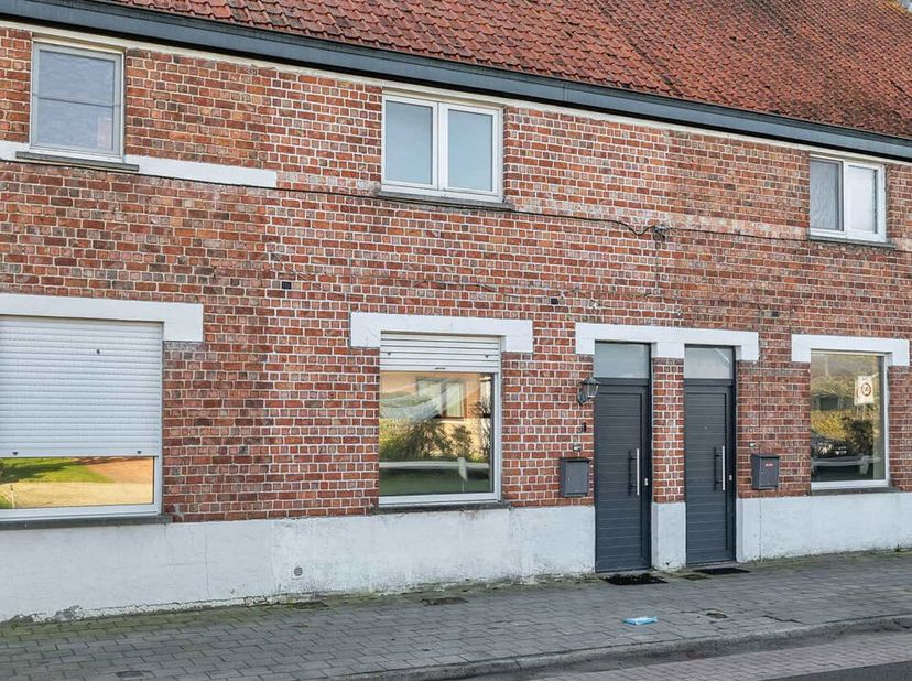 Deze te renoveren woning in het rustige Astene, deelgemeente van Deinze, biedt een ideale combinatie van centraal wonen en een rustige omgeving.&lt;br /&gt;