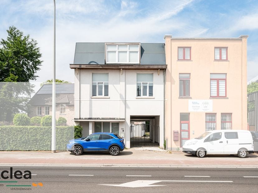 Op de Staatsbaan in Adegem vinden we deze polyvalente eigendom op een ruim perceel van 730m². Of u nu op zoek bent naar een locatie voor uw eigen zaak