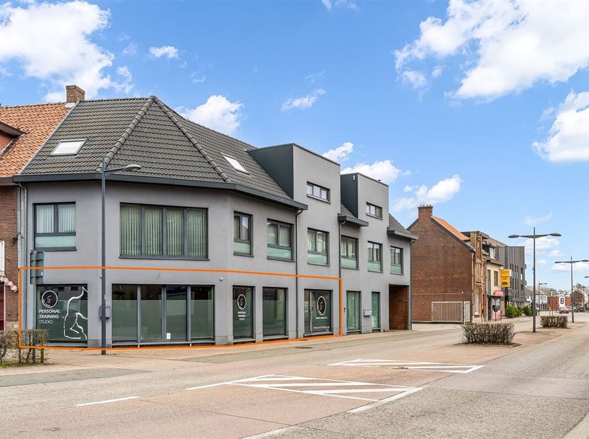 Zeer goed gelegen handelsruimte (110m²) met bureau en kitchenette.&lt;br /&gt;
Belangrijkste troeven:&lt;br /&gt;
- Zeer goede ligging in Paal centrum&lt;br /&gt;
- EPC