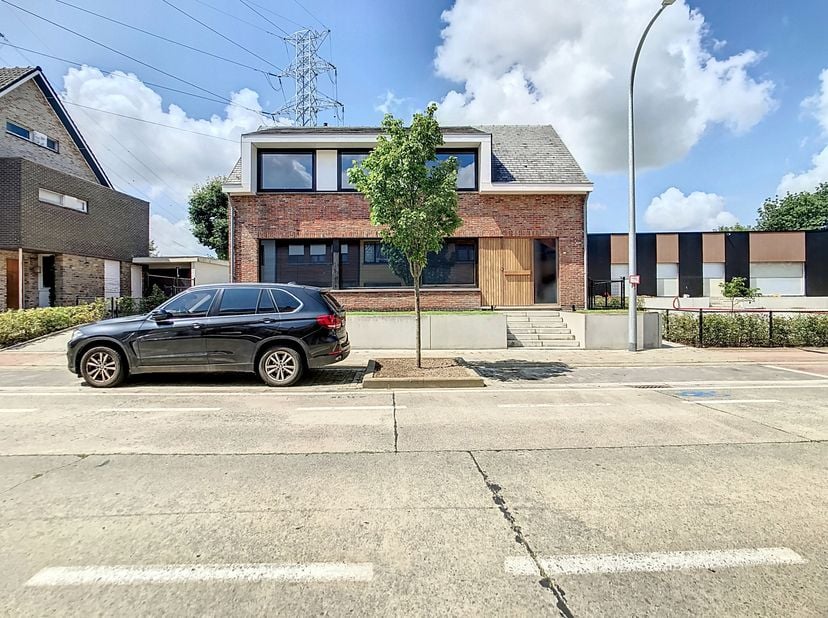Ce bâtiment ouvert est proposé à la location dans la Rupelmondestraat à Bâle. Cette maison dispose d&#039;un salon confortable, d&#039;une cuisine moderne, de d