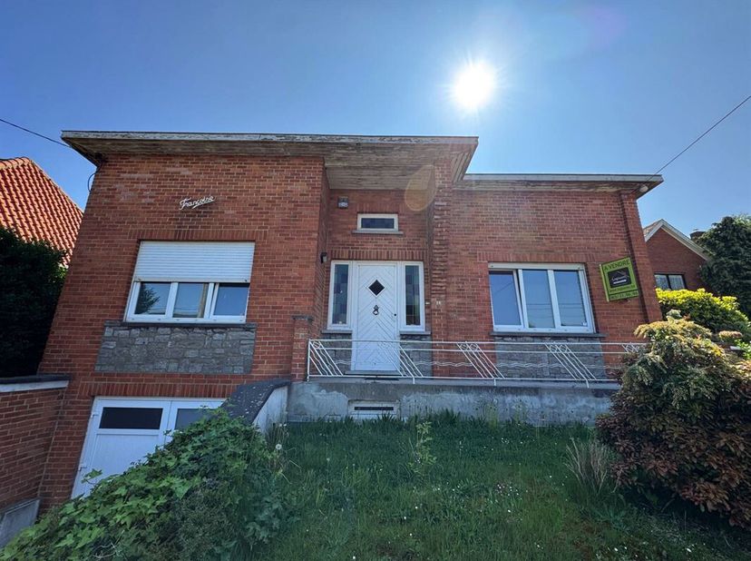 Prix: Offre à partir de 200.000 euros, frais d&#039;agence non inclus et à charge de l&#039;acquéreur. &lt;br /&gt;
Villa 4 façades habitable de plain-pied et compren