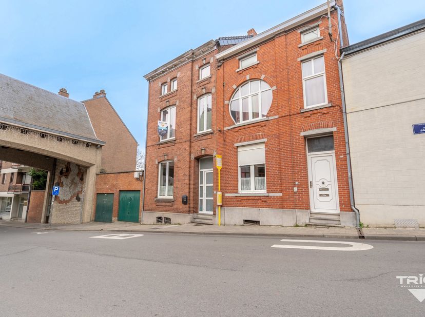 *** OPTION - DANS L&#039;ATTENTE DE LA SIGNATURE DU COMPROMIS *** Charmante maison de ±197 m² habitables, récemment rénovée et idéalement située dans le ce