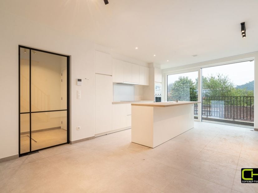 Ontdek het ultieme woongenot in het hart van Merendree! Dit prachtige duplexappartement, met een royale oppervlakte van 113 m² biedt een gezellige thu