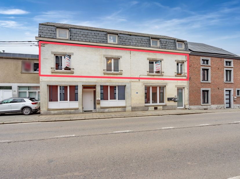 EasyHome vous propose un spacieux appartement de 105m² situé à Rochefort. Cet appartement au premier étage, rénové en grande partie, offre deux chambr