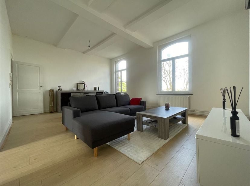 80 m² duplex appartement op de 3e verdieping van een gebouw zonder lift ideaal gelegen in Doornik, dicht bij het centrum, het station en de snelwegen.