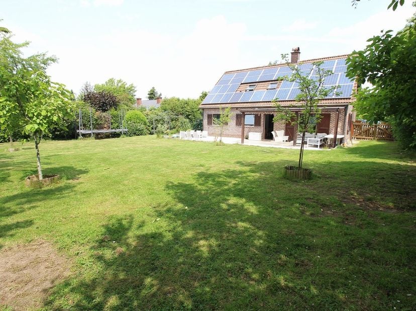 Disponible en Aout 2025. Belle villa tout confort avec grand jardin et terrasse (sud-ouest), agrémentée d’un garage et un carport. Localisée dans le q