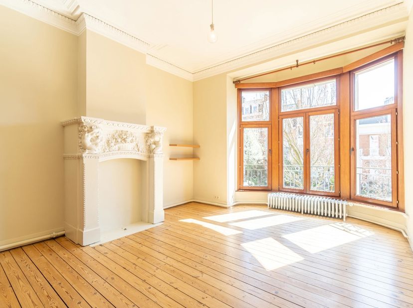 *** OPTION - DANS L&#039;ATTENTE DE LA SIGNATURE DU BAIL *** Ce superbe appartement d&#039;une superficie de 100m² habitables complètement rénové est à deux pas