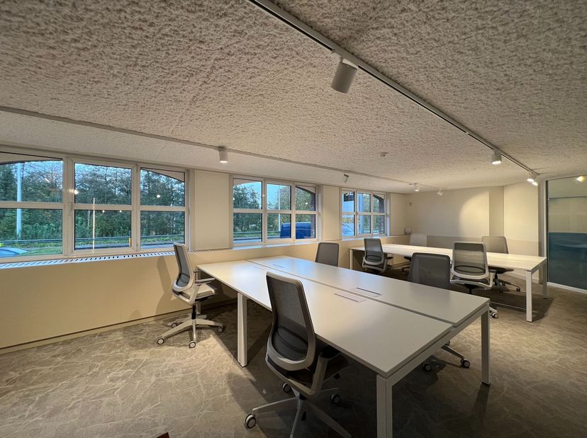 Ontdek onze instapklare en volledig gemeubileerde kantoren geschikt voor 8 personen (+/- 64 m²), strategisch gelegen langs de dynamische Brugsevaart (