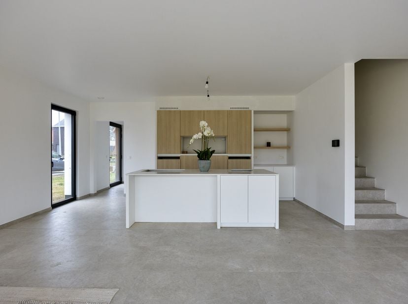 Sur un terrain de 368 m², nous trouvons ce bâtiment mitoyen (lot 2) avec 3 chambres à vendre. Situé près du centre de Balen et bien relié à Mol, Lomme