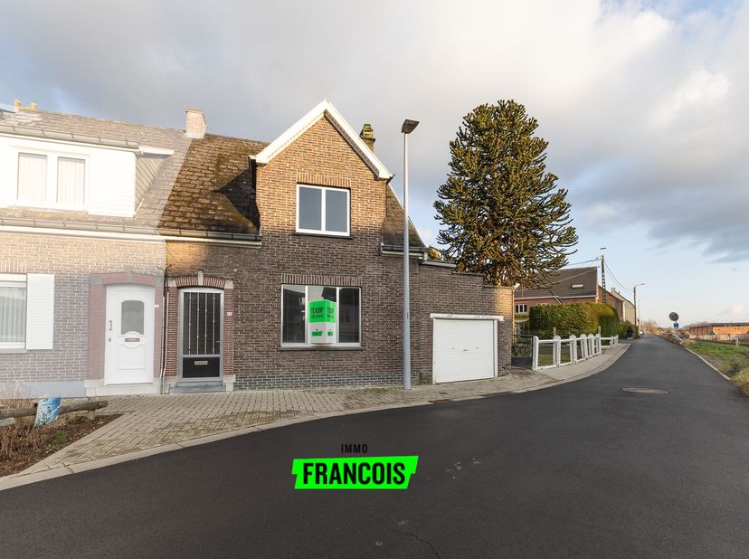 Nabij het centrum van Oudenaarde vinden we deze halfopen woning terug met heel veel potentieel. De woning geniet een zeer vlotte verbinding met openba