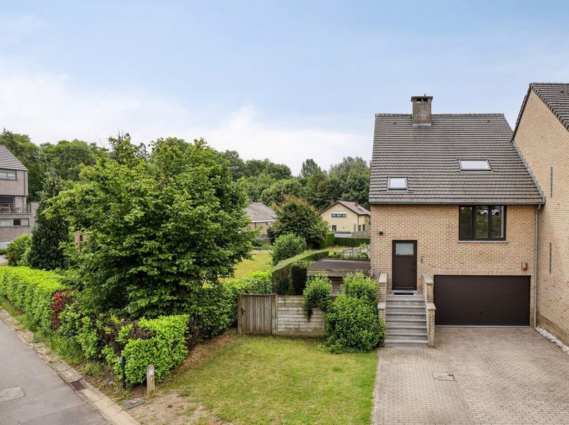 Ruime halfopen bebouwing (split-level) met 4 slaapkamers te Sterrebeek  euro599.000Op een bijzonder rustige en residentiële ligging, op wandelafstand