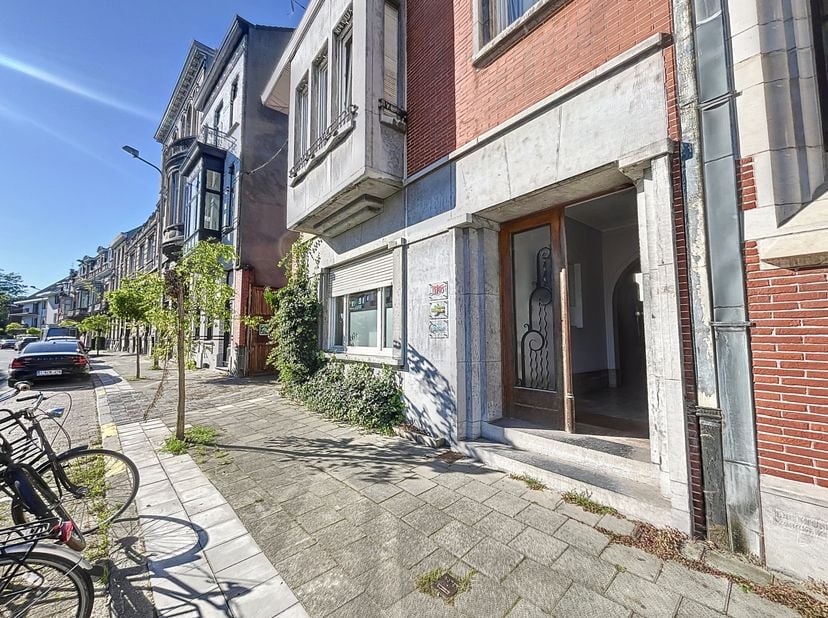 Bureaux à louer à Courtrai. Les bureaux sont situés à proximité de la gare et de différentes routes d&#039;accès. &lt;br /&gt;
De plus, le bâtiment possède un so