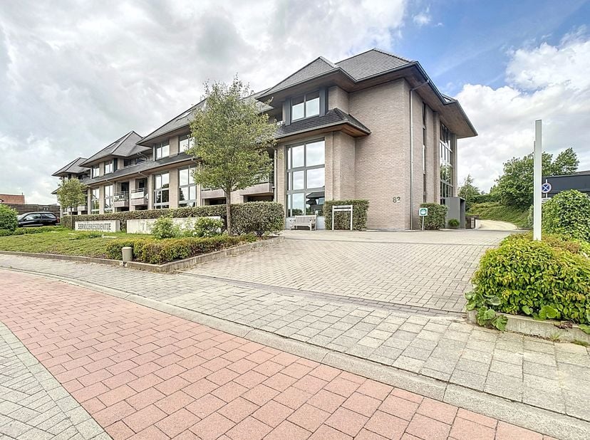 Moderne praktijkruimte van 57m² te huur in een zorgcentrum in Ophasselt, geschikt voor diverse medische en paramedische beroepen zoals huisarts, kines