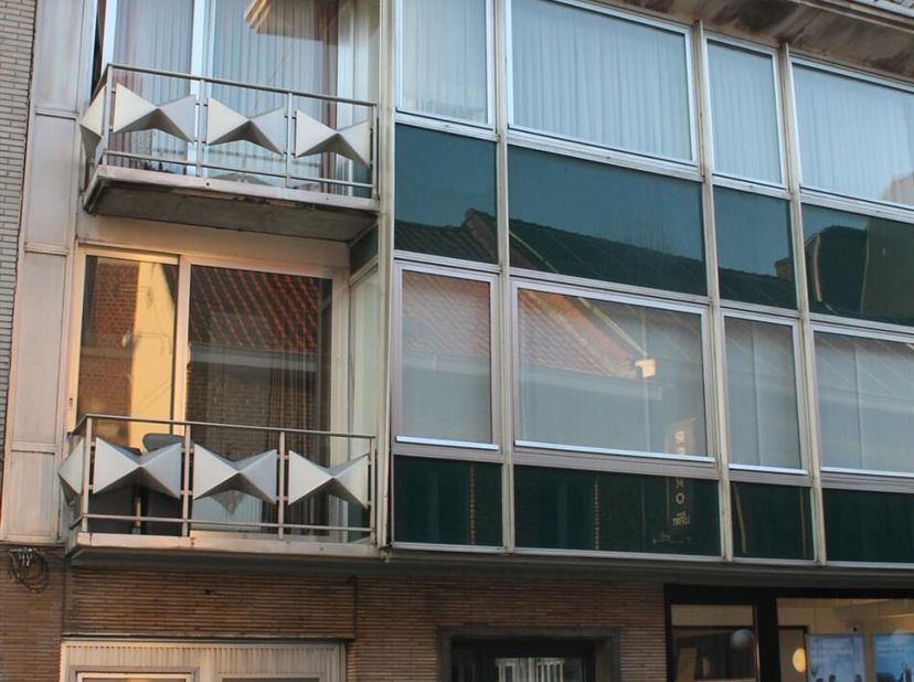 Cet appartement rénové est situé dans le centre d&#039;Avelgem. Avec vue sur la maison communale et l&#039;église d&#039;Avelgem.&lt;br /&gt;
L&#039;appartement se compose d&#039;un