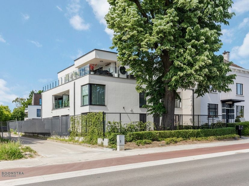 Op een uitstekende locatie in het dorp van Onze-Lieve-Vrouw-Waver bevindt zich dit recent energiezuinig appartement met 2 slaapkamers en carport. U be