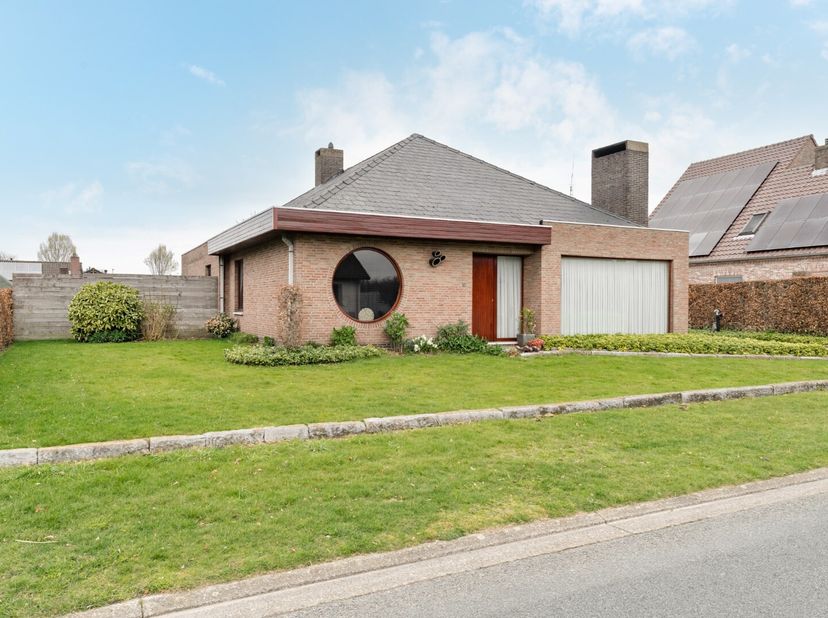 Deze gezinswoning op een perceel van 7 are 42 ca is gelegen te Herent (Pelt). De woning bestaat uit een inkomhal voor, 3 slaapkamers, badkamer (bad-do