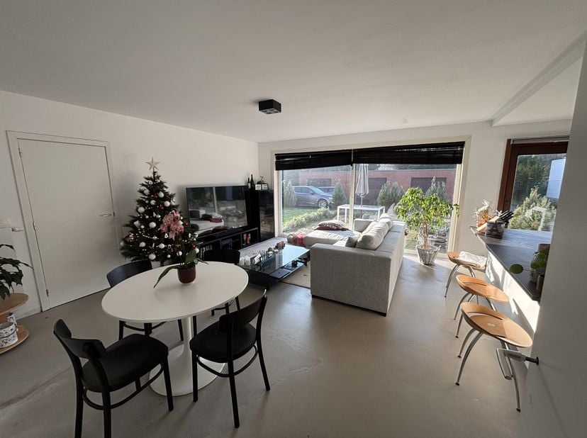 Gezellig gelijkvloers appartement met privé tuin, twee staanplaatsen en ruime garage.&lt;br /&gt;
&lt;br /&gt;
We komen binnen in de hal van het appartement, link