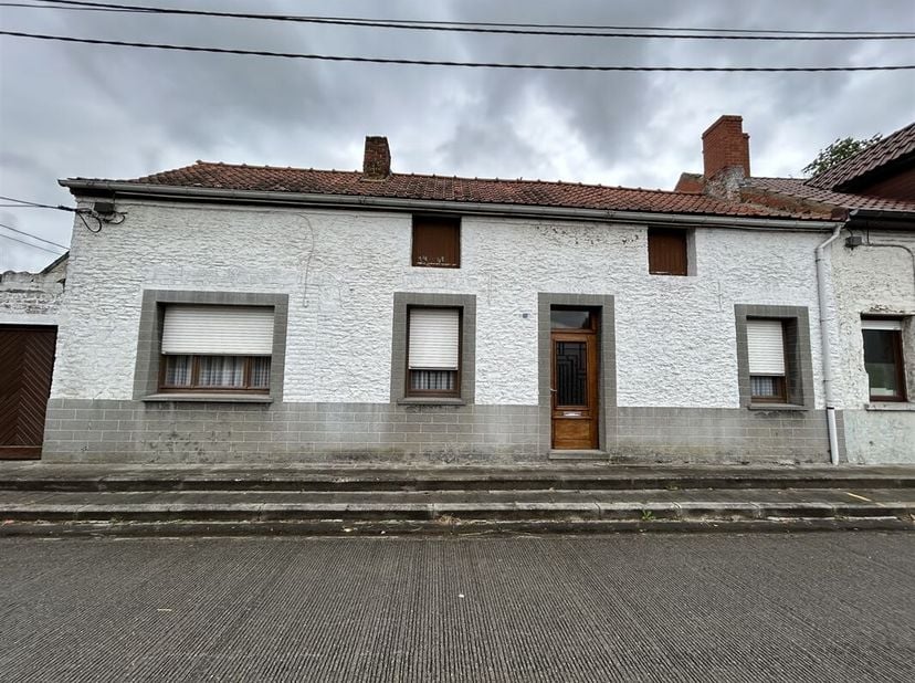 Goede te renoveren twee-onder-een-kapwoning op 2 are van 60 centiares.&lt;br /&gt;
Met ongeveer 135 m² woonoppervlak bestaat de woning uit een ontvangstruim