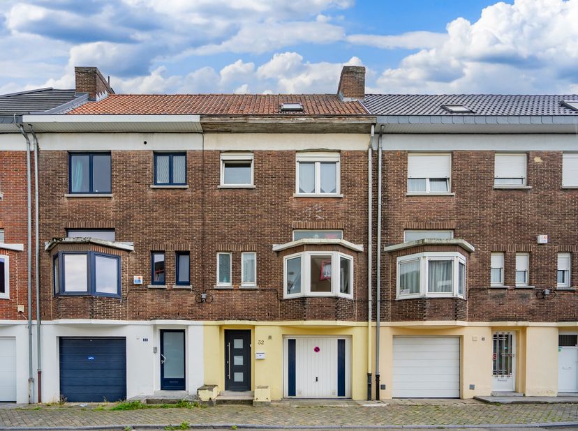 Située dans un quartier agréable, maison bel étage avec 3 chambres, garage et jardin&lt;br /&gt;
Le rez de chaussée est composé comme suit: hall d&#039;entrée, g