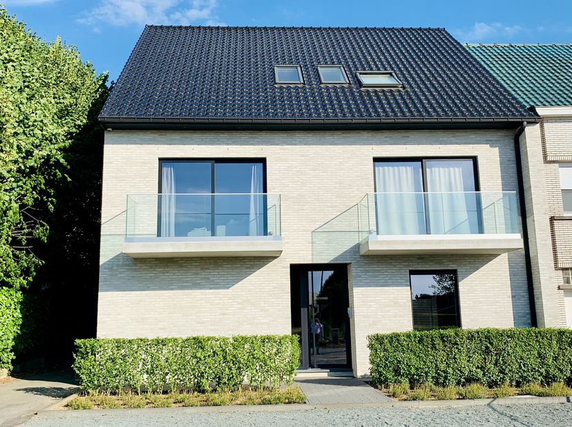 Luxueus gelijkvloers appartement met hoogstaande afwerking, gelegen in de prachtige Vlaamse Ardennen. De tuin heeft hele dag zon en bied volledige pri