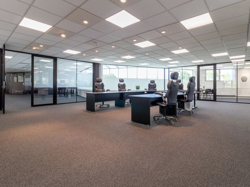 Hendrix - Entreprises vous propose, ce plateau de 220m² au sein d&#039;un immeuble de bureaux fraichement rénové | Au coeur du Zoning Nord de Wavre, à deux