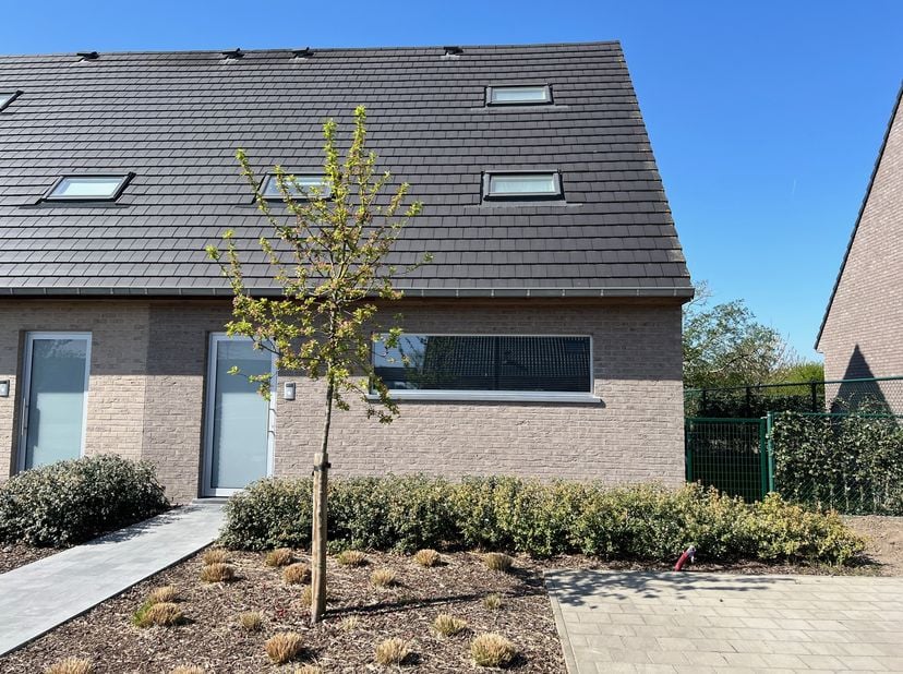 Recente nieuwbouwwoning te huur met 4 slaapkamers en tuin.&lt;br /&gt;
&lt;br /&gt;
De woning is ingericht met kwaliteitsvolle materialen en als volgt ingedeeld:&lt;