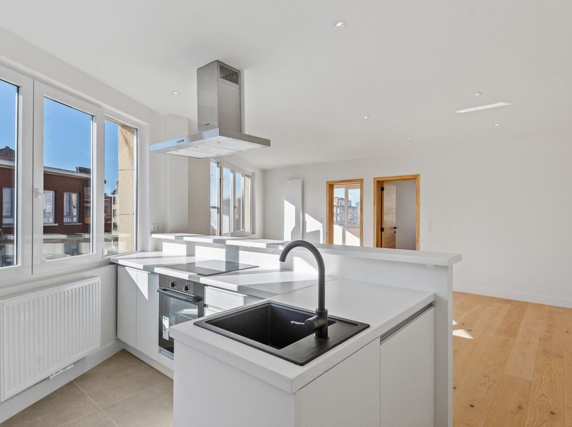 Volledig gerenoveerd 2 slaapkamer appartement met hoogwaardige materialen en veel lichtinval!&lt;br /&gt;
Dit twee slaapkamer appartement bevindt zich in ee