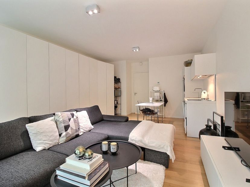 CONTACT : Quentin 0473 83 59 95 - quentin@bytheway.be - By The Way vous propose ce bel appartement 1 chambre de +/- 70m2 bruts au rez-de-chaussée d&#039;un