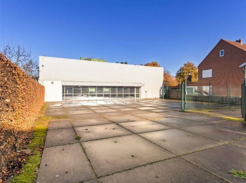 Ruim magazijn met kantoorruimtes te huur vlak aan het centrum van Nijlen&lt;br /&gt;
Ligging: Het magazijn is gelegen vlak aan het centrum van Nijlen met go