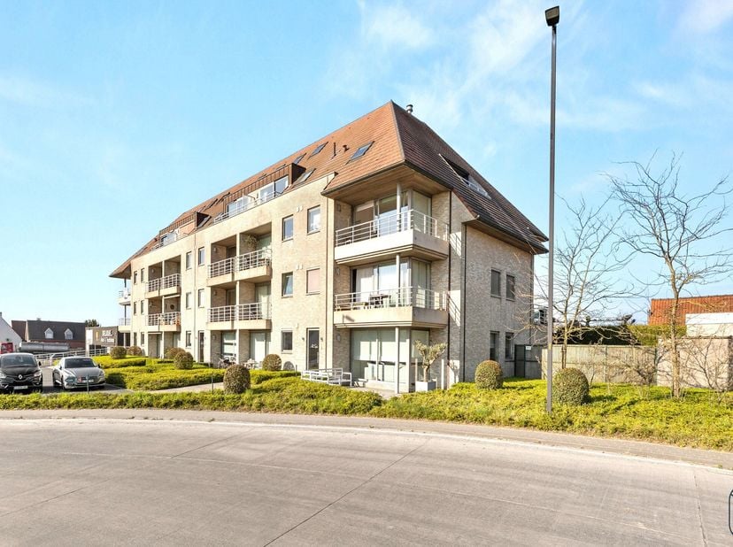 Centraal gelegen RUIM gelijkvloers APPARTEMENT met 2 SLK, en groot TERRAS. INDELING: inkom, apart toilet, grote gezellige leefruimte met open geïnstal