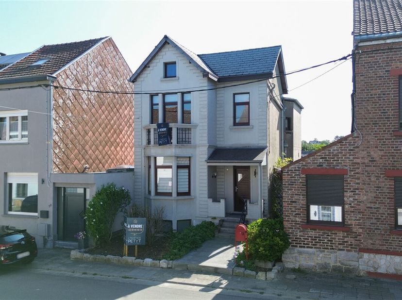 LAgence Petyt vous propose cette maison familiale alliant charme et confort. Spacieuse et bien entretenue, elle est idéale pour une famille à la reche