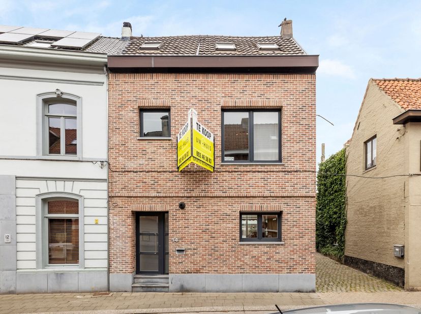 Deze karaktervolle woning met 135 m² bewoonbare oppervlakte ligt in het gezellige dorpshart van Waasmunster, vlak bij groen en alle voorzieningen.&lt;br