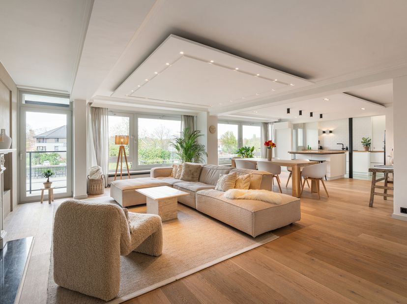 Het appartement werd gerenoveerd en voorzien van nieuwe: keuken, badkamer, vloeren, radiatoren, goedgekeurde elektriciteit, verder is een warmtepomp v