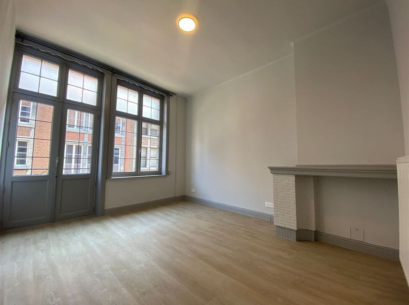 Aantrekkelijk appartement met 1 slaapkamer van ongeveer 50m² gelegen in het centrum van Doornik.&lt;br /&gt;
De woning bevindt zich op de eerste verdieping