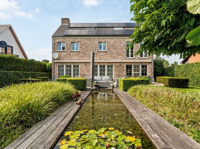 Prachtige villa met 6 slaapkamers op een mooi perceel van 1.329 m². Op het gelijkvloers ruime leefruimte met eetkamer, salon, ingerichte keuken met on