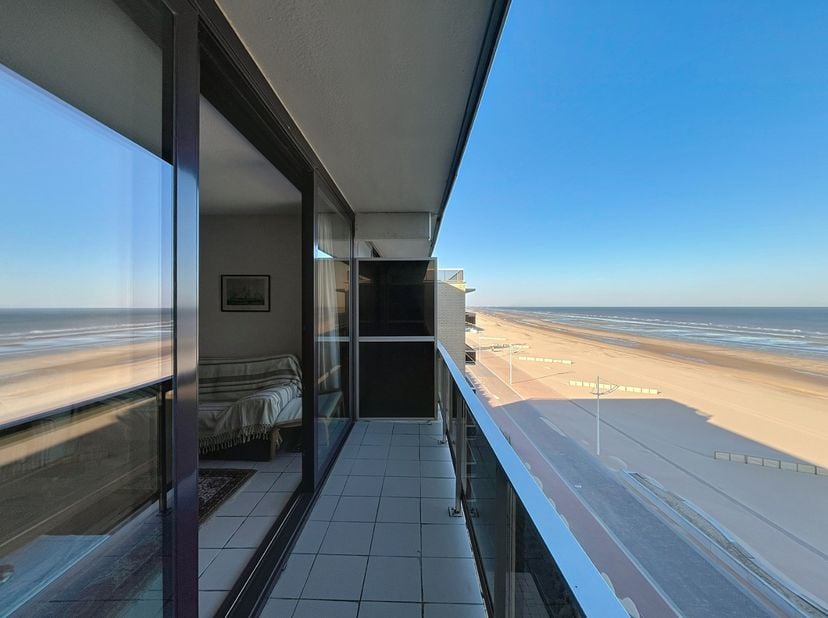 Cet appartement est situé à Ster der zee, au sixième étage, vue face de la mer.  L&#039;appartement se compose comme suit : hall d&#039;entrée qui sert de coin
