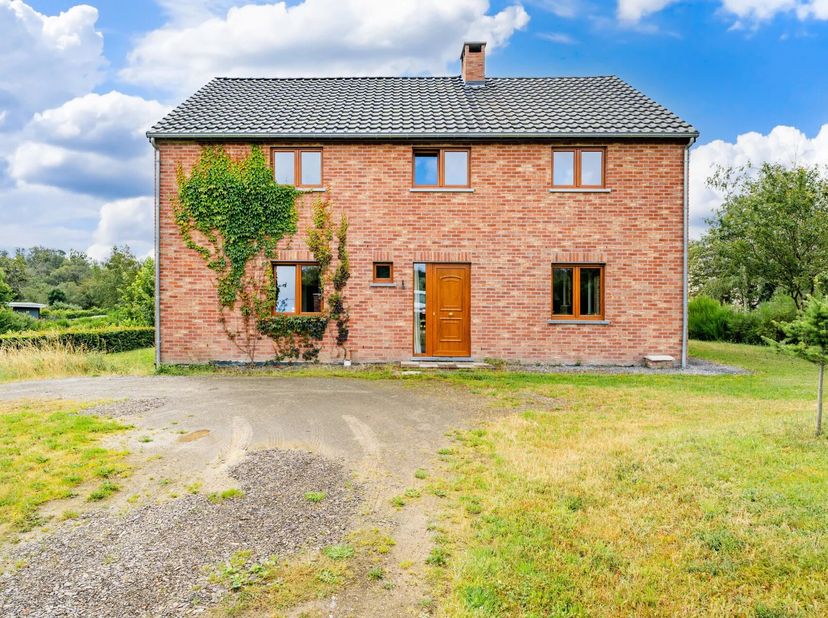 OPTION EBimmo vous propose cette spacieuse villa récente, sur terrain de +/- 2983m², tout confort, offrant de très beaux espaces aménagés et située au