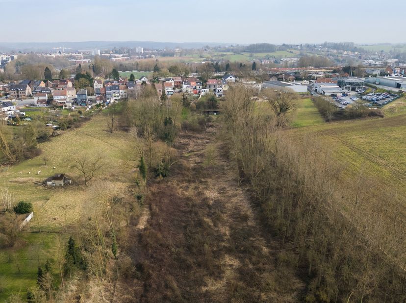 Tubize, charmant huis (4CH/1SDB) met ruime accommodatie en veel natuurlijk licht. Terrein van 94a25ca dicht bij alle voorzieningen. Er is een tuin met