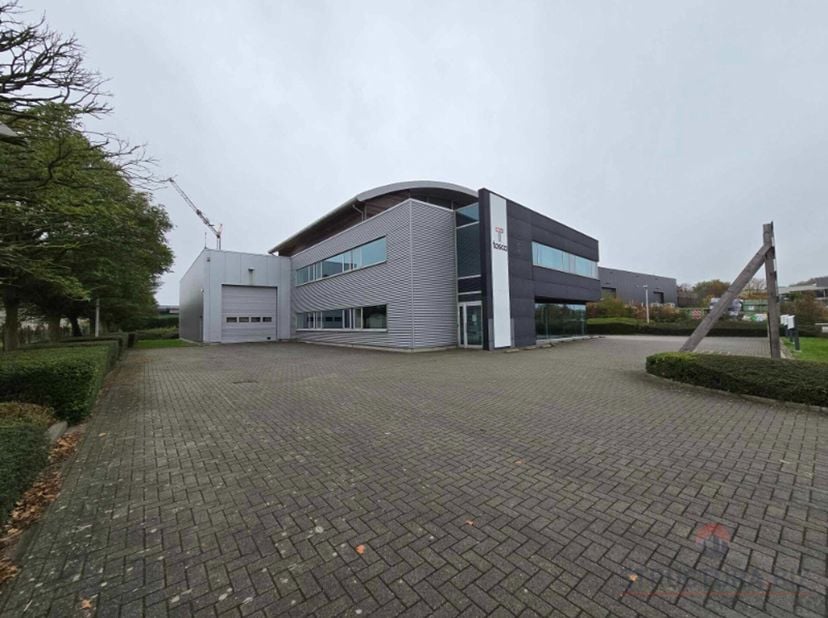 Dit bedrijfsgebouw gelegen op een KMO terrein van 2.520m² bestaat uit 1.238 m² kantoorruimte verdeeld over 3 verdiepingen. Het gelijkvloers van 414m²