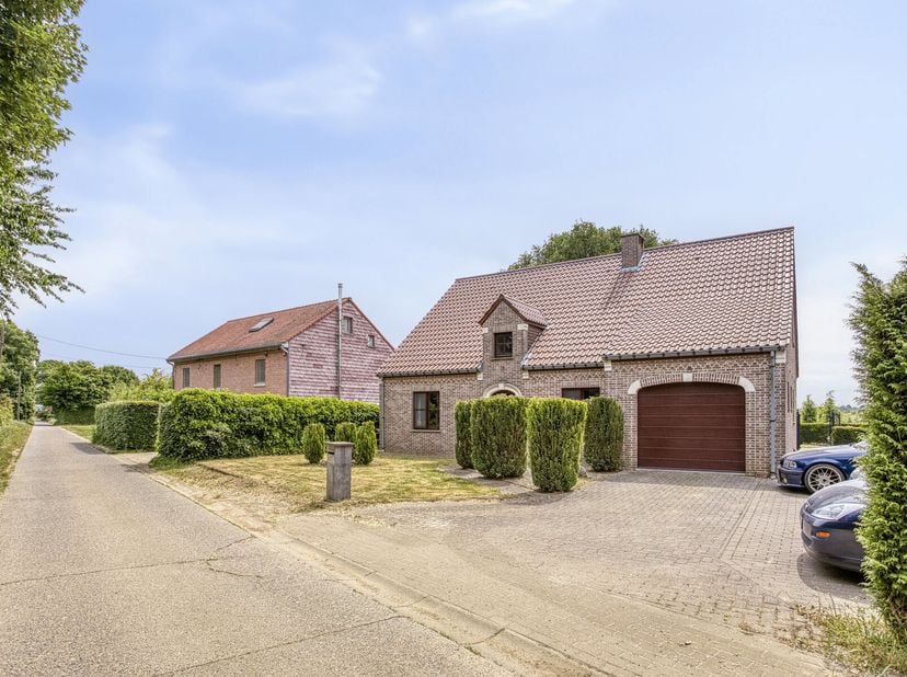 Dès que vous entrez dans lallée du Kroonstraat 11, vous avez limpression de pénétrer un petit coin de campagne. Cette charmante maison respire le calm