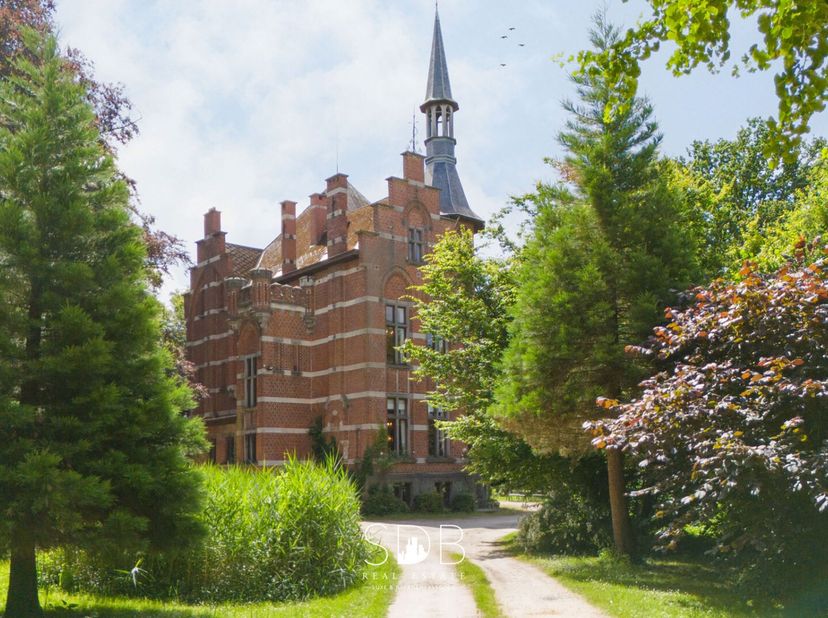 In de provincie Vlaams-Brabant, te Hoeilaart vinden we dit prachtig kasteel in neogotische stijl met omringend park terug. Genaamd Landhuis de Quirini