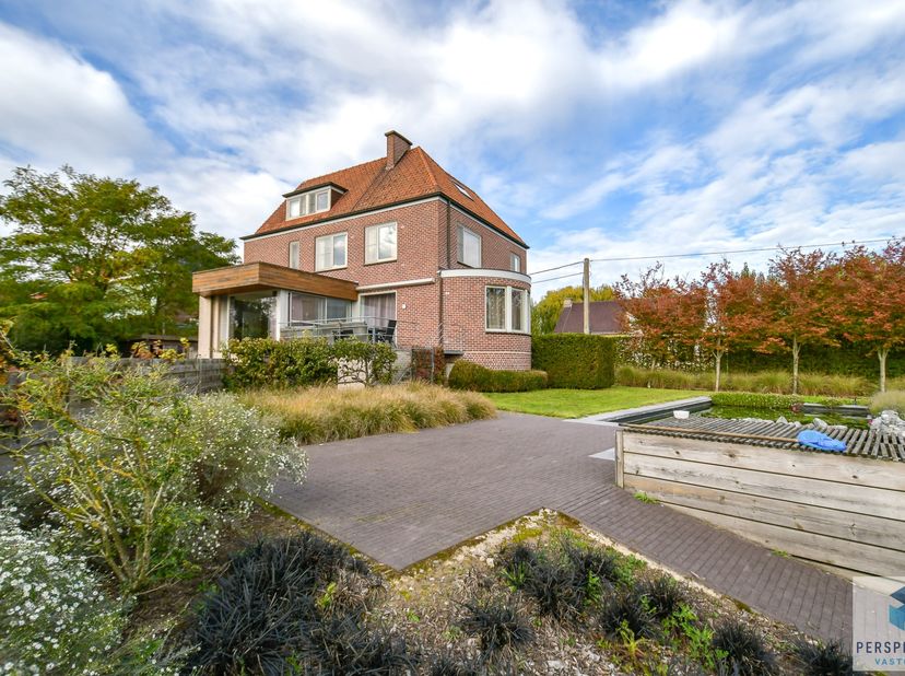 Rollegem / Kortrijk - Vanafprijs: 599 000 EURO -  Karaktervolle villa met  Zuid-West georiënteerde tuin met vijver, atelier, ruime parking en 2 garage