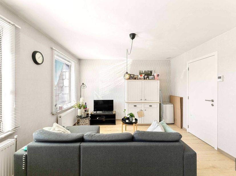 TOPPER! INSTAPKLAAR, VOLLEDIG GERENOVEERD APPARTEMENT met 1 SLK en PARKING! Centraal gelegen in de nabijheid van scholen, winkels en openbaar vervoer.