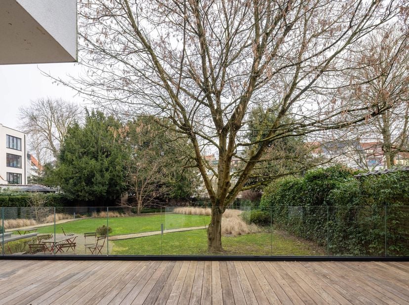 In de wijk Lepoutre, in een zeer aantrekkelijk recent gebouwd gebouw (2018), zeer aangename gelijkvloerse flat met een bewoonbare oppervlakte van onge