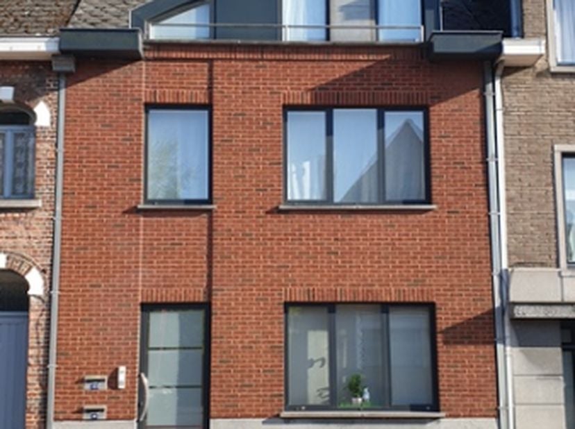 Dit appartement bevindt zich in een kleine residentie met maar 2 appartementen.  Het heeft een vloeropp. van 138 m² en dus grote leefruimtes.  Indelin