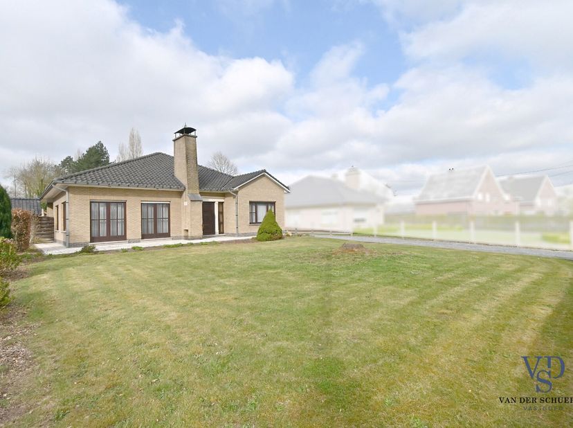 Deze eigendom combineert - naast licht en ruimte - vele troeven, zoals gelijkvloers wonen in een groene omgeving (perceel &amp;gt; 2400 m²) mét een goeie